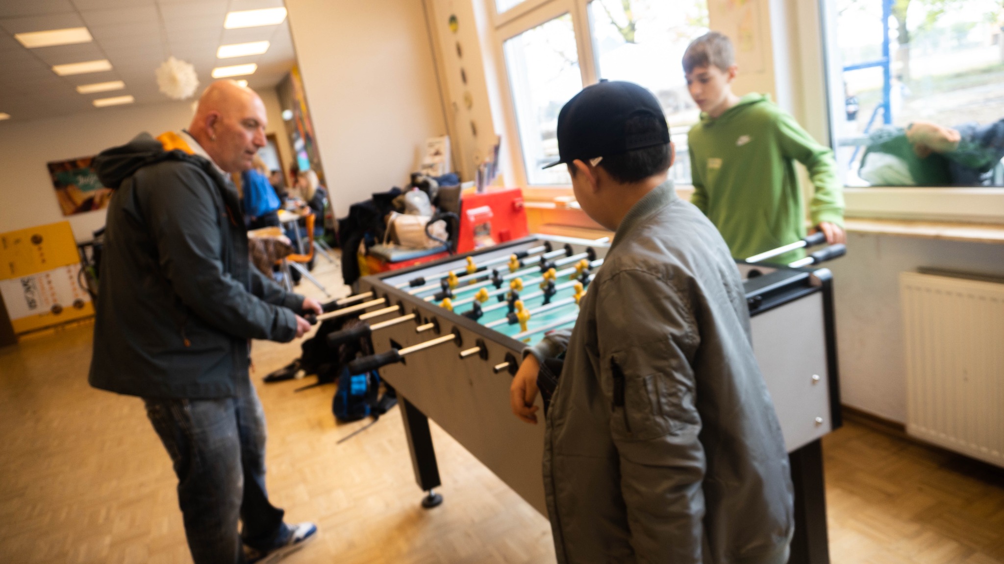 Begegnung beim Tischfußball im Jugendhaus
