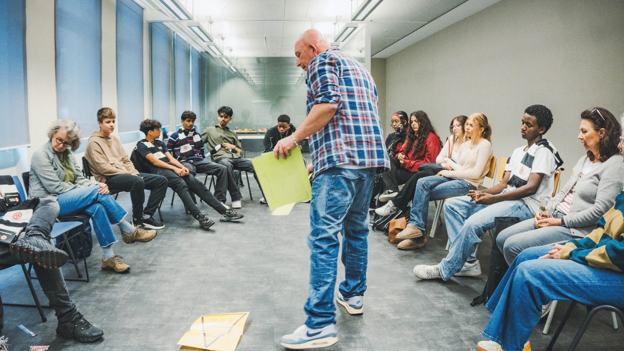 Eintracht-Workshop mit Oliver Haberer und Jugendlichen im Stuhlkreis