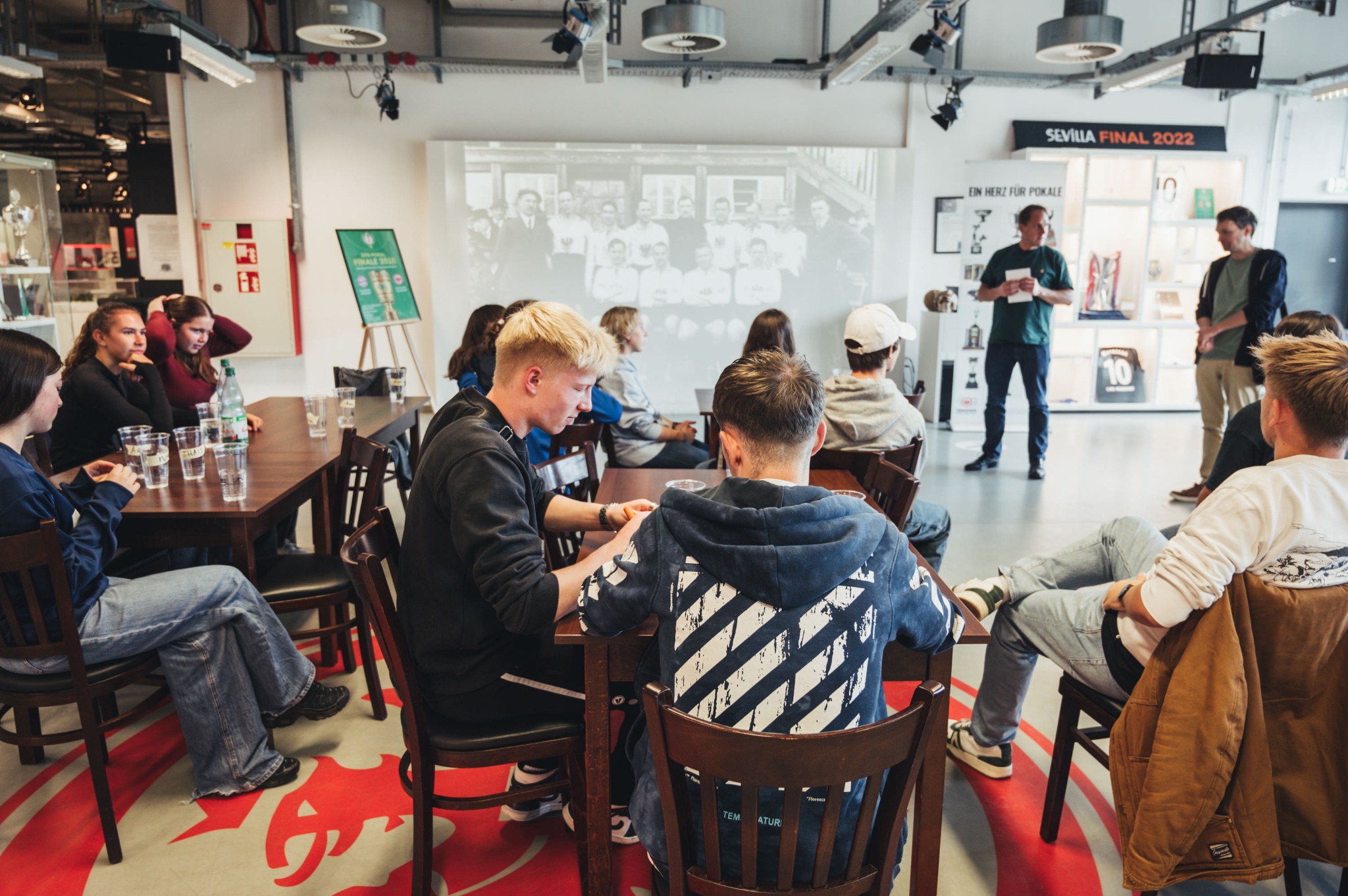 Workshop in einer Runde im Fußballmuseum